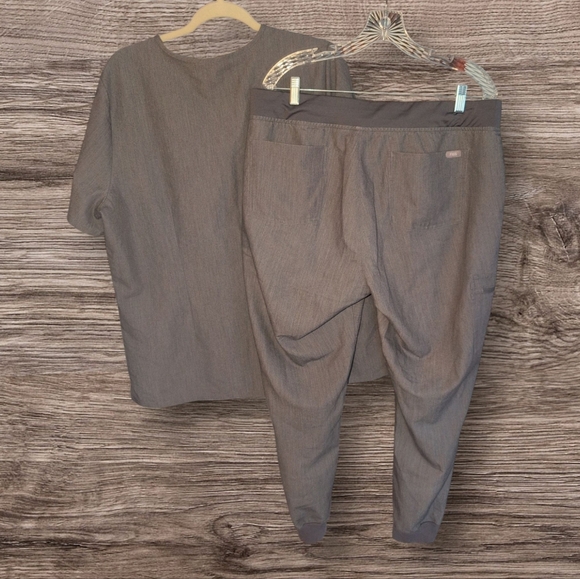 Figs Scrub Set Graphite Casma Top And Zamora Joggers - Picture 3 of 4